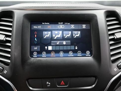Used 2020 Jeep Cherokee Latitude Plus w/ Cold Weather Group AWD/4WD image 34