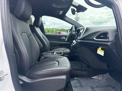 New 2027 Chrysler Pacifica Select AWD/4WD image 11