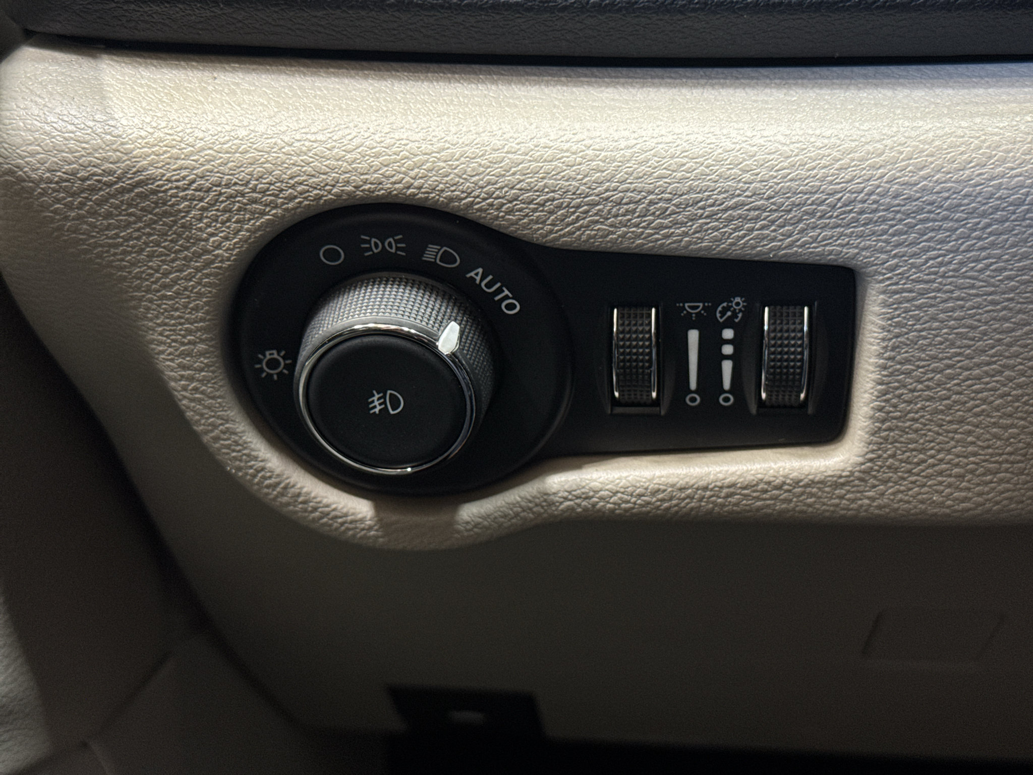Used 2024 Chrysler Pacifica Touring-L FWD image 33