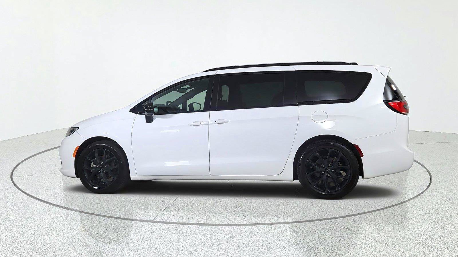 Used 2025 Chrysler Pacifica Limited FWD image 4