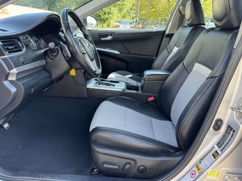 Used 2014 Toyota Camry SE w/ Moonroof Package FWD image 19