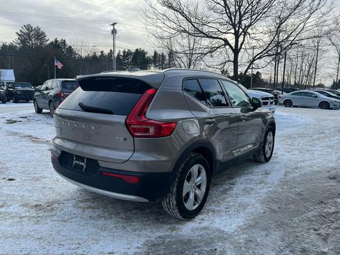 Used 2022 Volvo XC40 T5 Momentum image 5