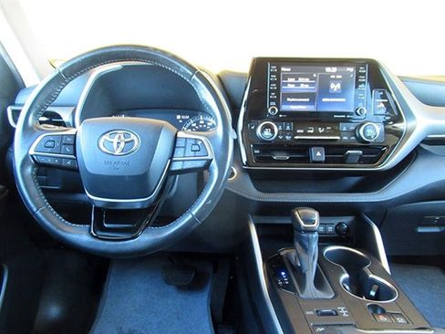Used 2020 Toyota Highlander XLE image 18