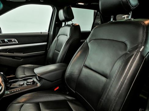 Used 2016 Ford Explorer XLT w/ Equipment Group 202A image 13