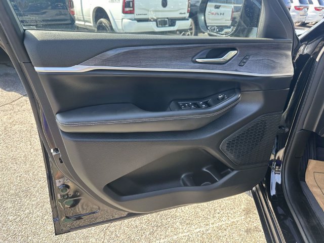 Used 2023 Jeep Grand Cherokee L Limited AWD/4WD image 8