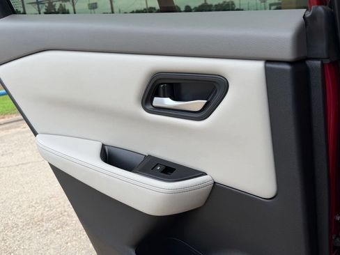 Used 2025 Nissan Rogue SV FWD image 22