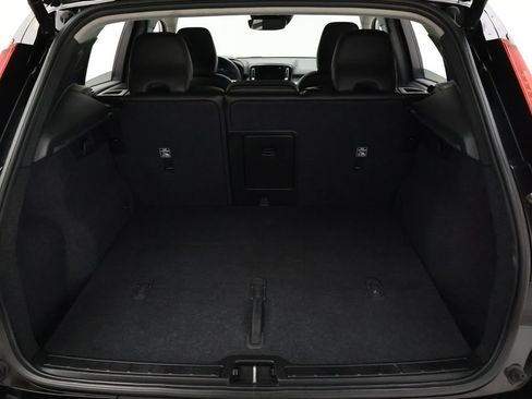 Used 2021 Volvo XC40 T4 Momentum w/ Premium Package FWD image 22