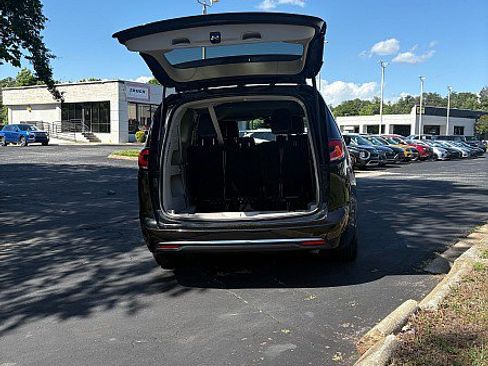 Used 2022 Chrysler Pacifica Touring-L FWD image 9