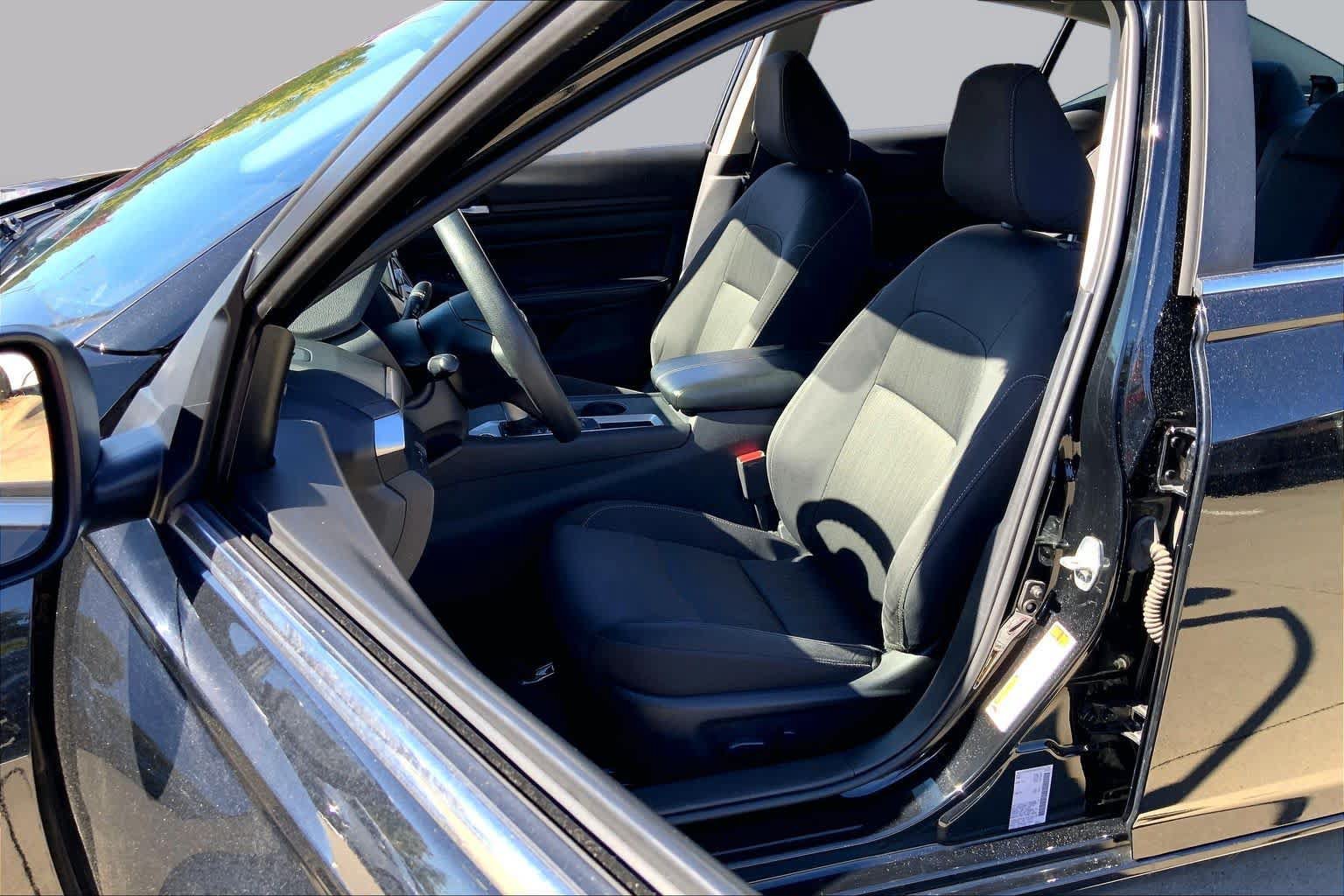 Used 2025 Nissan Altima 2.5 SV FWD image 8