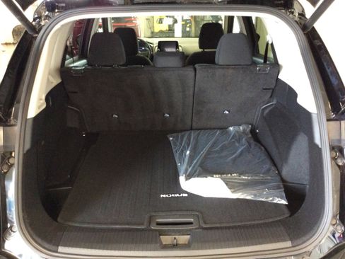 Used 2024 Nissan Rogue SV image 5