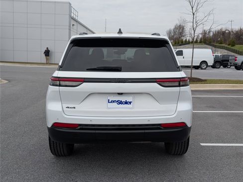 Used 2023 Jeep Grand Cherokee Altitude image 4