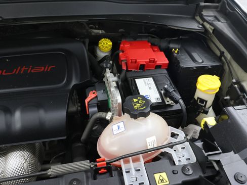 Used 2019 Jeep Renegade Latitude AWD/4WD image 17