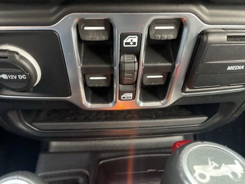 Used 2020 Jeep Wrangler Unlimited Sahara image 27