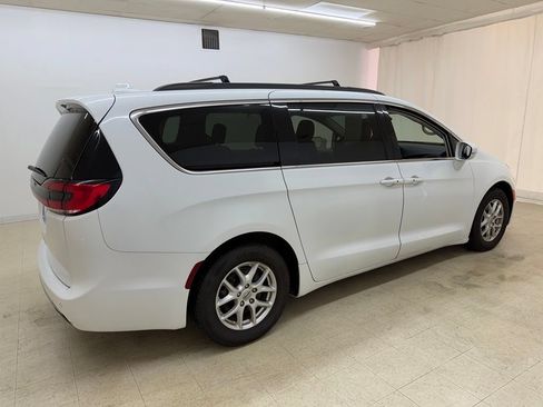 Used 2022 Chrysler Pacifica Touring-L FWD image 7