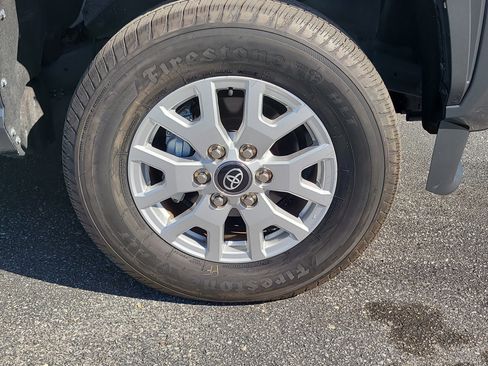Certified 2024 Toyota Tacoma SR5 AWD/4WD image 10