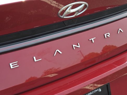Used 2022 Hyundai Elantra Limited FWD image 17