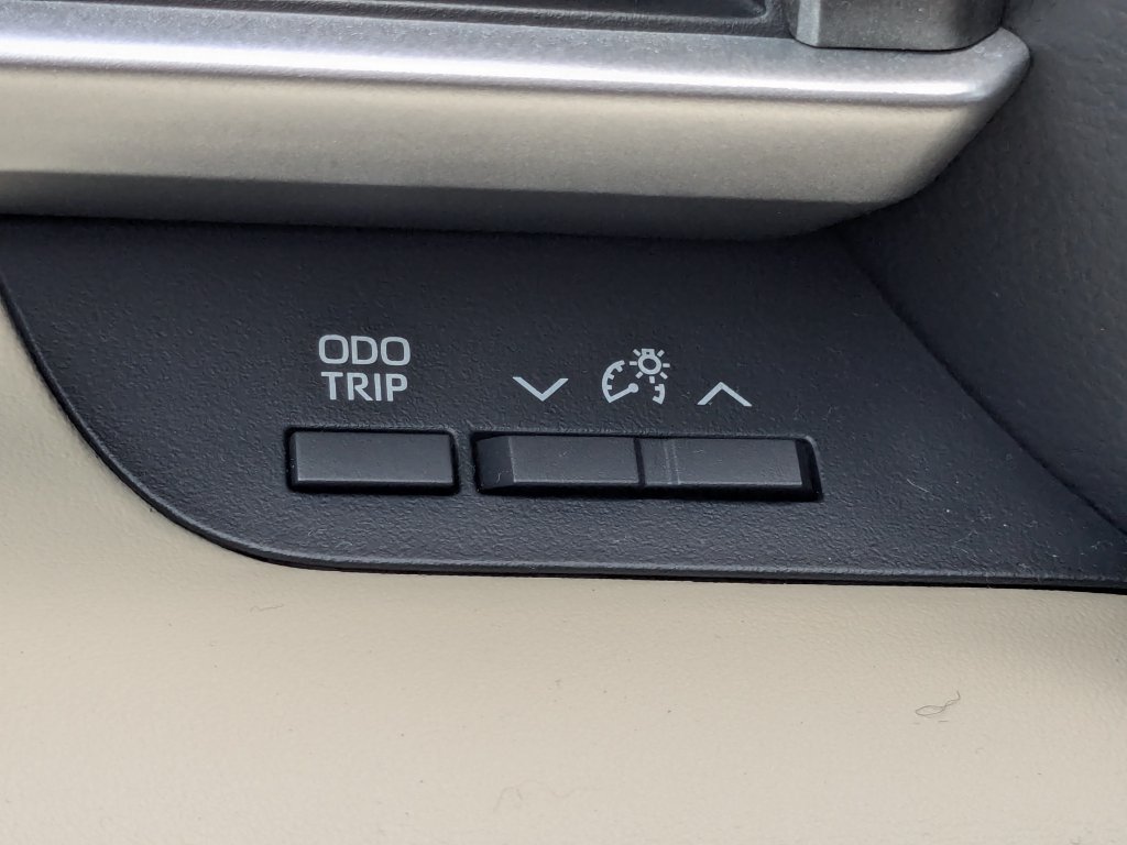 Used 2024 Toyota Highlander XLE FWD image 34