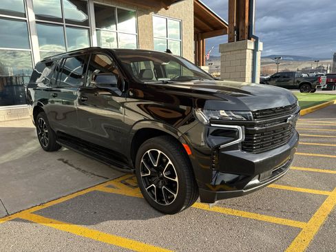Used 2022 Chevrolet Suburban RST image 2