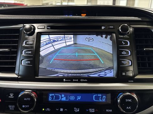 Used 2019 Toyota Highlander SE FWD image 17