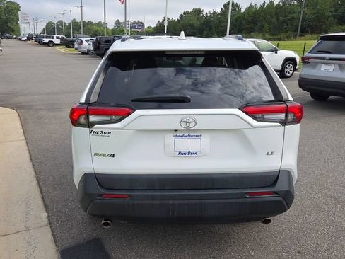 Used 2021 Toyota RAV4 LE FWD image 11