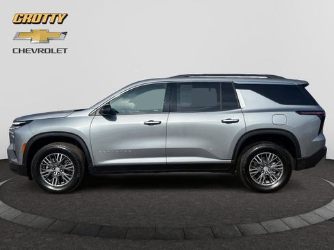 Used 2025 Chevrolet Traverse LT image 2