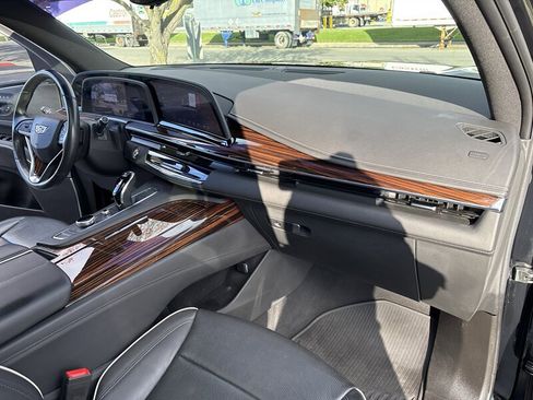 Used 2021 Cadillac Escalade Premium Luxury w/ LPO, Illumination Package image 40