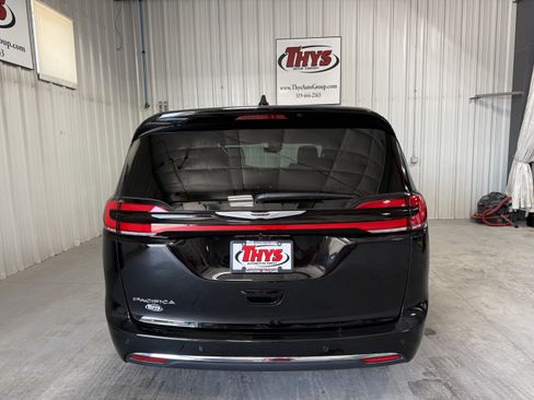 Used 2026 Chrysler Pacifica Select FWD image 4