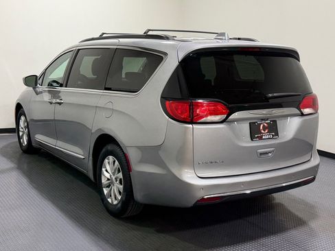 Used 2017 Chrysler Pacifica Touring-L FWD image 7