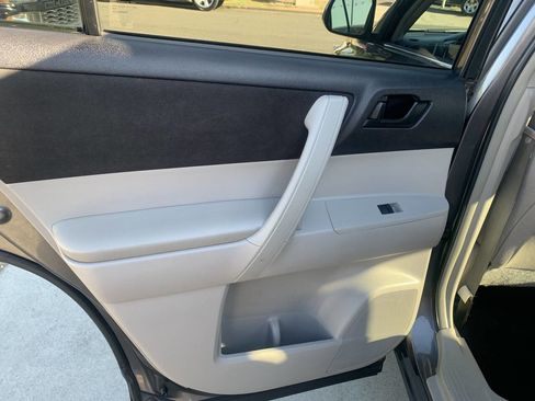 Used 2011 Toyota Highlander 2WD image 18