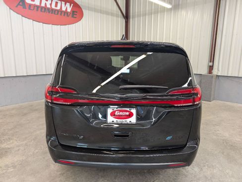 Used 2022 Chrysler Pacifica Touring-L w/ S Appearance Package FWD image 12