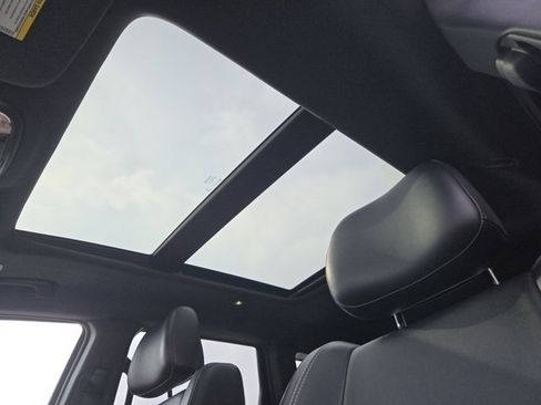 Used 2017 Jeep Grand Cherokee Limited w/ Luxury Group II image 9