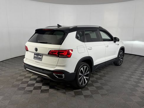 Used 2023 Volkswagen Taos SE w/ Panoramic Sunroof Package FWD image 9