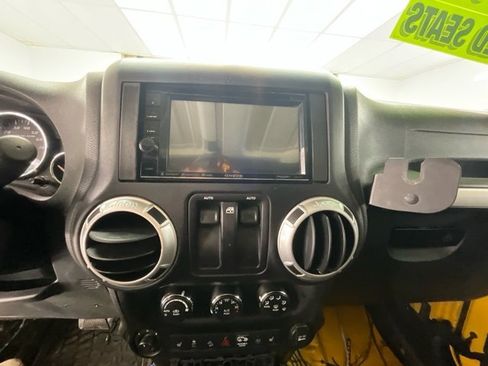 Used 2015 Jeep Wrangler Rubicon w/ Connectivity Group image 9