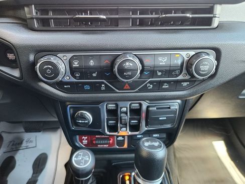 Used 2024 Jeep Wrangler Unlimited AWD/4WD image 25