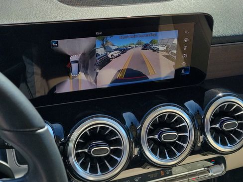 Used 2023 Mercedes-Benz GLB 250 4MATIC image 32