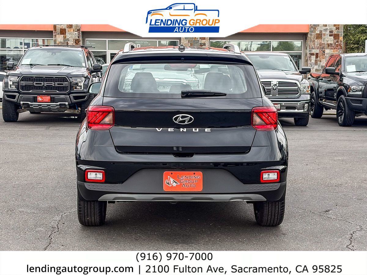 Used 2023 Hyundai Venue SEL FWD image 3