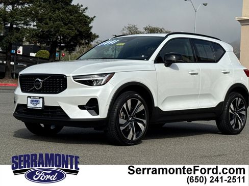 Used 2025 Volvo XC40 B5 Plus image 8