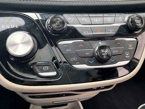 Used 2019 Chrysler Pacifica Limited w/ Tire & Wheel Group image 14