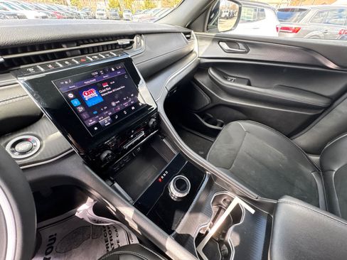 Used 2025 Jeep Grand Cherokee Altitude image 22