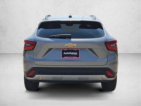 Used 2025 Chevrolet Trax LT FWD image 7