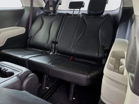 Used 2022 Kia Carnival LX FWD image 31