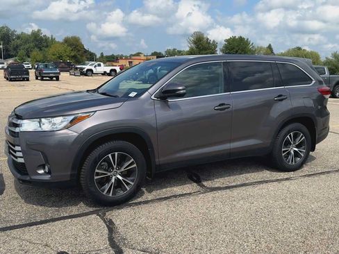 Used 2019 Toyota Highlander Plus AWD/4WD image 8