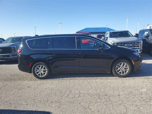 Used 2024 Chrysler Pacifica Touring-L image 3
