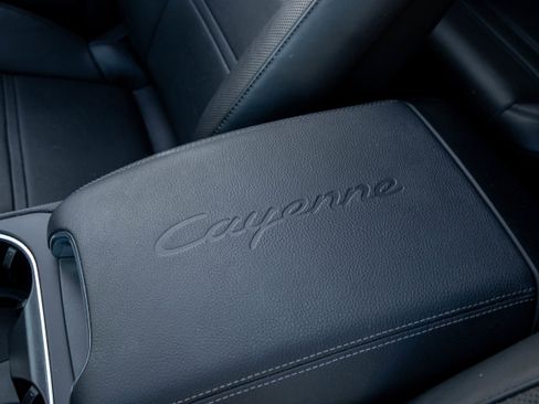 Certified 2023 Porsche Cayenne Platinum Edition image 40