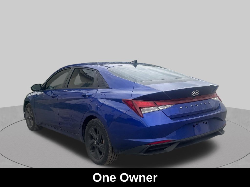 Used 2023 Hyundai Elantra SEL w/ Preferred Accessory Package FWD image 3