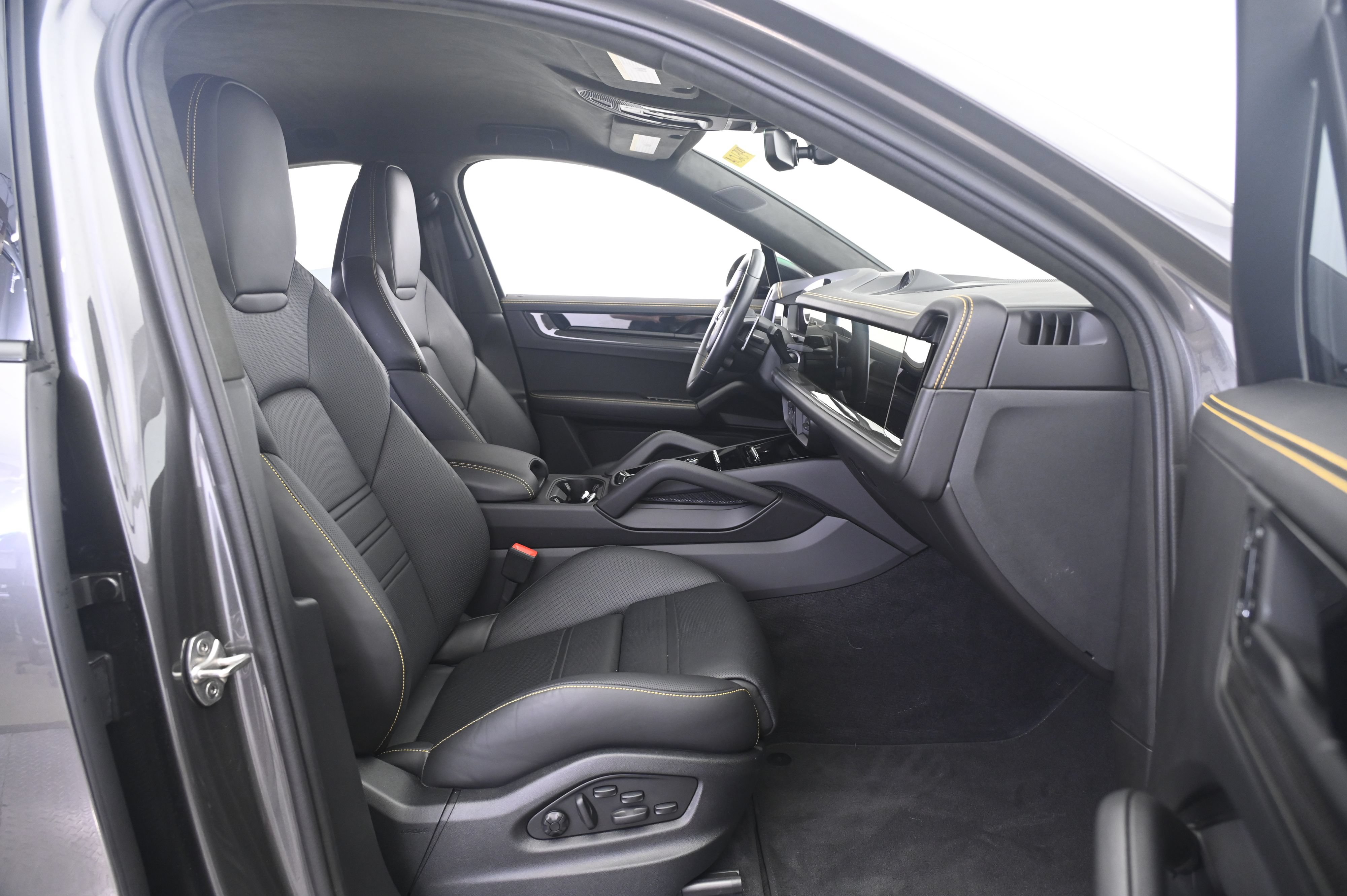 Used 2024 Porsche Cayenne Turbo GT AWD/4WD image 23