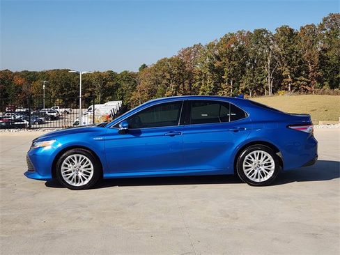 Used 2020 Toyota Camry XLE image 5