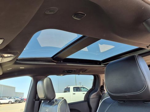 Used 2025 Chrysler Pacifica Limited image 26