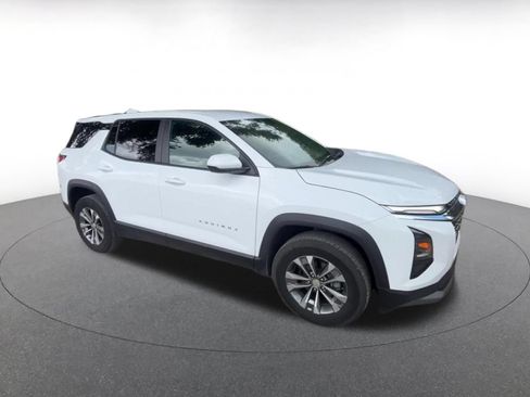 Used 2025 Chevrolet Equinox LT FWD image 2