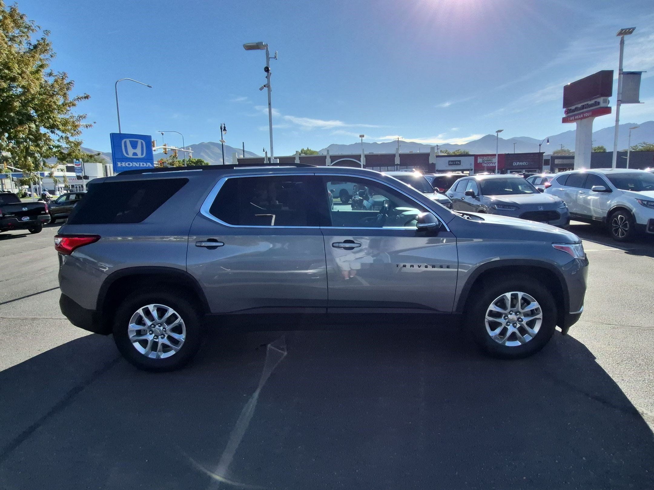 Used 2019 Chevrolet Traverse LT w/ LPO, Blackout Package AWD/4WD image 2